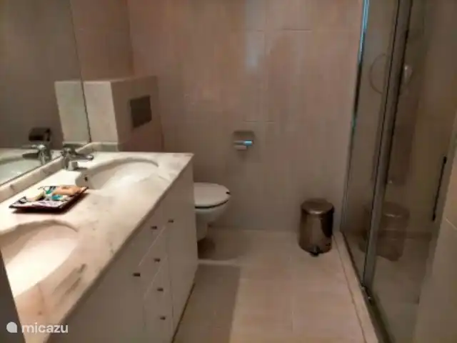 Appartement penthouse vue mer | Espagne, Costa Blanca, Benissa - appartement Salle de bains en marbre crémeux avec douche double et deux vasques
