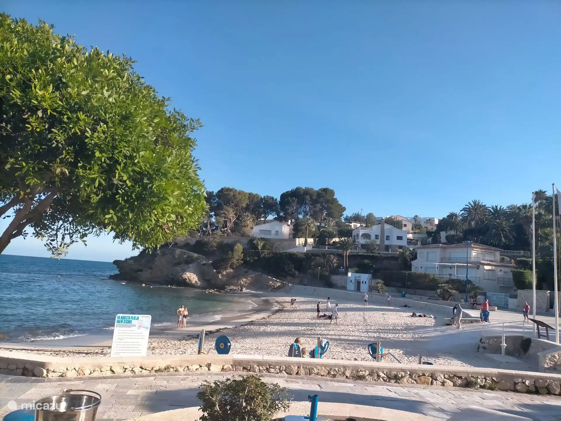 Crique de La Fustera prise du restaurant / bar Mandela en début de soirée