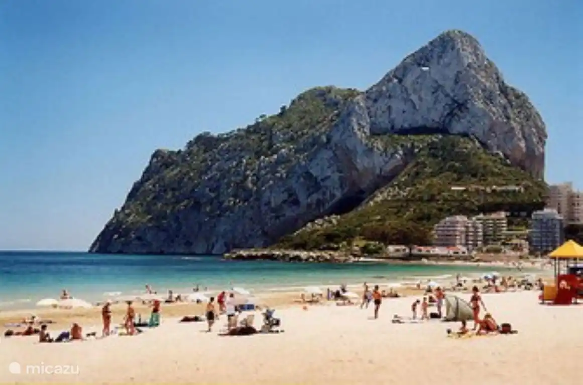 L’une des deux grandes plages de sable de Calpe avec Rock Ifach