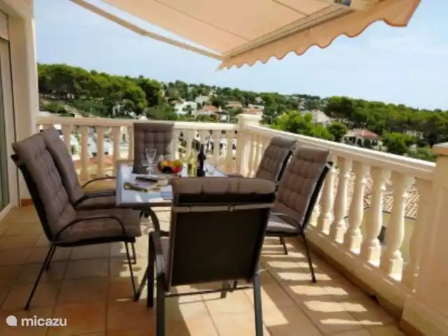 Appartement penthouse vue mer | Espagne, Costa Blanca, Benissa - appartement Vue sur le côté de la terrasse à manger sur la colline paisible parsemée de villas.