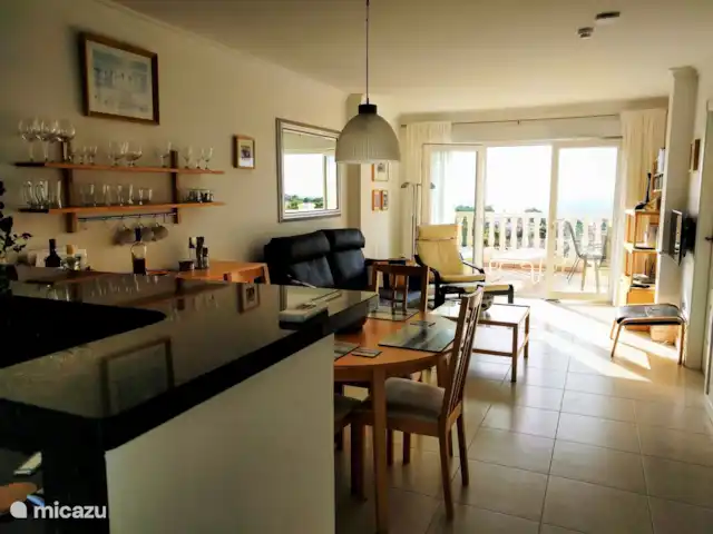 Appartement penthouse vue mer | Espagne, Costa Blanca, Benissa - appartement Vue à travers la salle à manger / salon lumineux et aéré par les portes-fenêtres donnant sur la terrasse