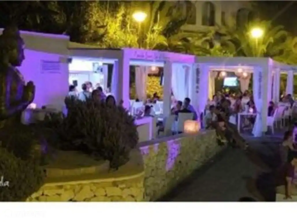 Restaurant Mandela en bord de plage à La Fustera Cove