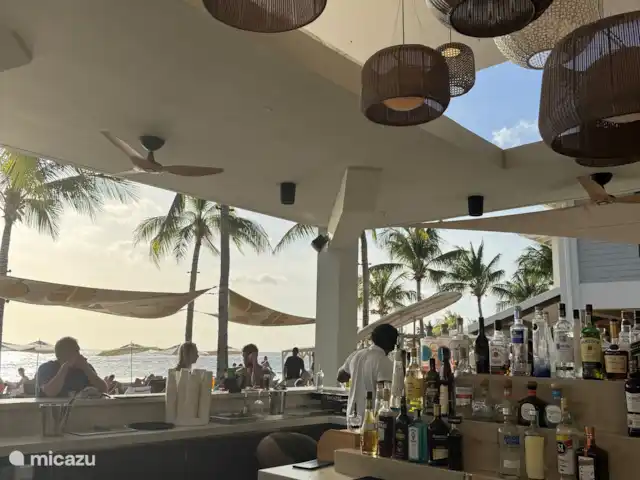Boca Gentil Bayside 10 huren in Curaçao, Banda Ariba (oost), Jan Thiel - appartement Een drankje doen op het naast gelegen strand van Jan Thiel
