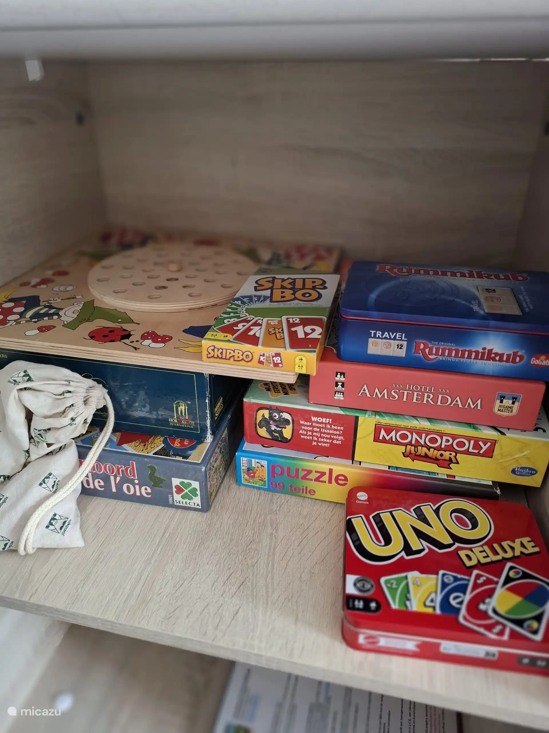 Und ein Regal voller Spiele für die ganze Familie.