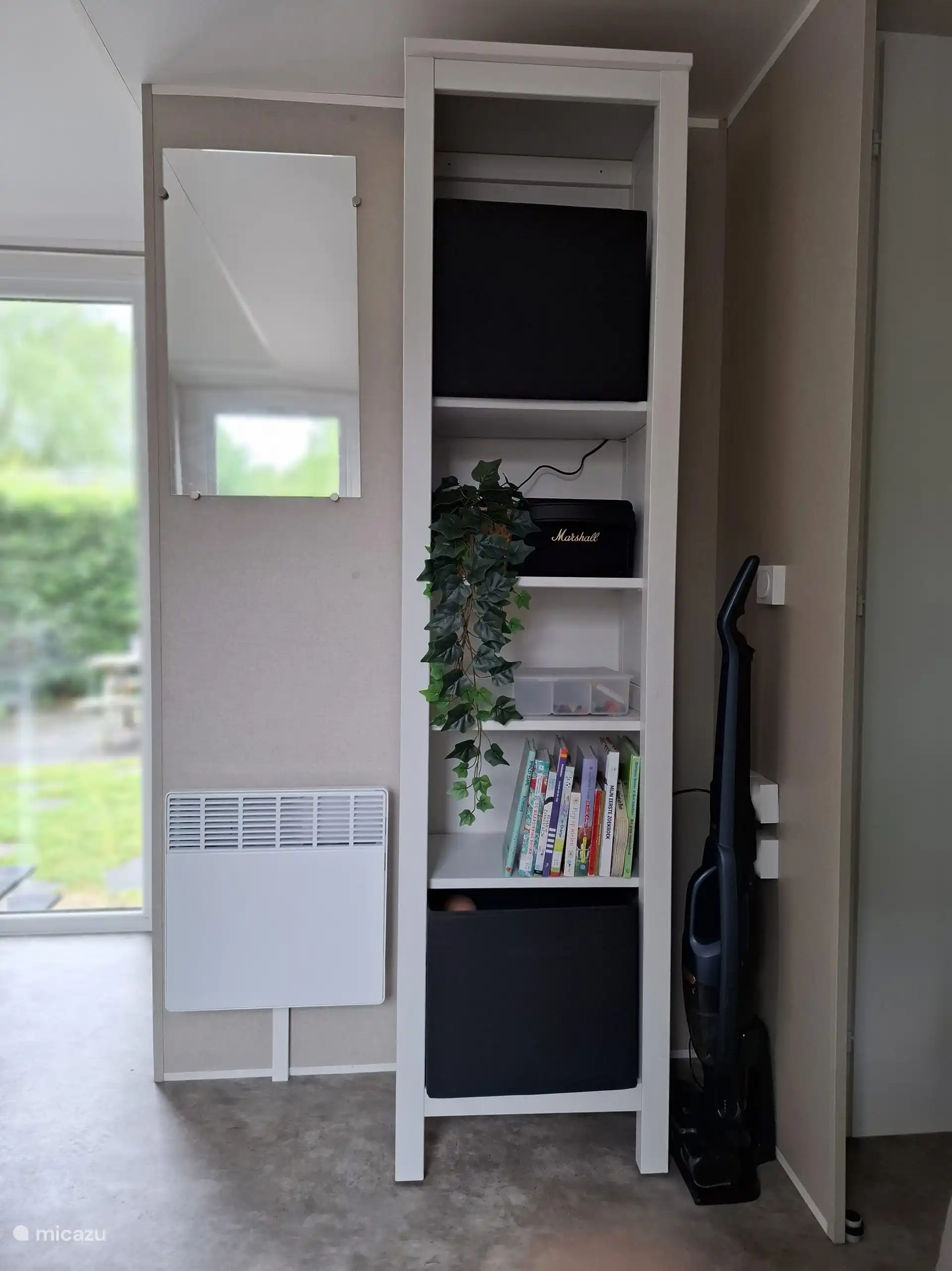 Und es gibt einen Schrank voller Spielzeug und Bücher. Und einen Staubsauger (den man so wenig wie möglich anfassen sollte, weil man nicht ohne Grund im Urlaub ist;))