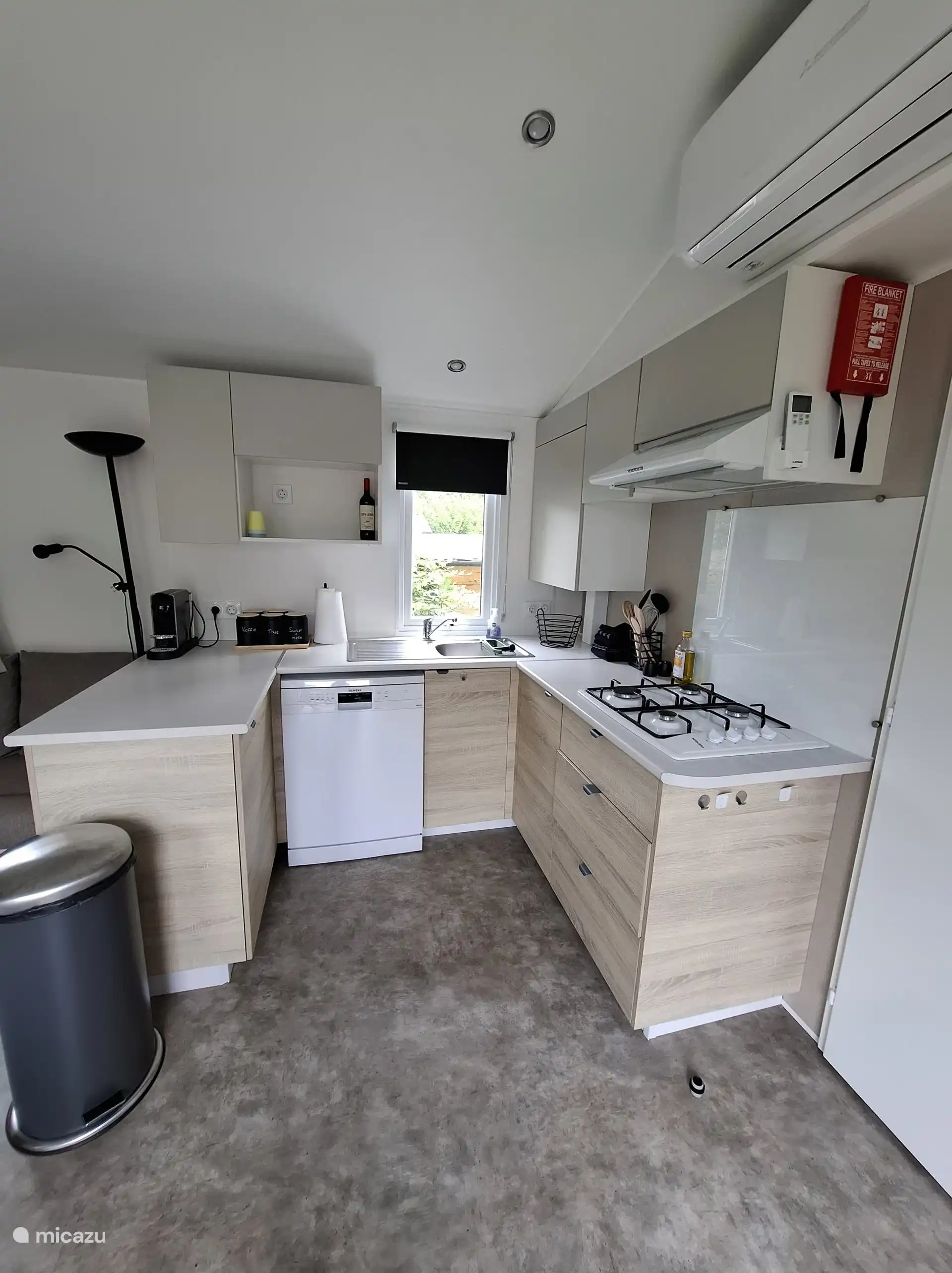 Sie können dort kochen, müssen aber nicht den Abwasch machen! Es stehen Spülmaschinentabs, Reinigungsmittel, Spülmittel, Küchentücher, Olivenöl sowie Salz und Pfeffer zur Verfügung!