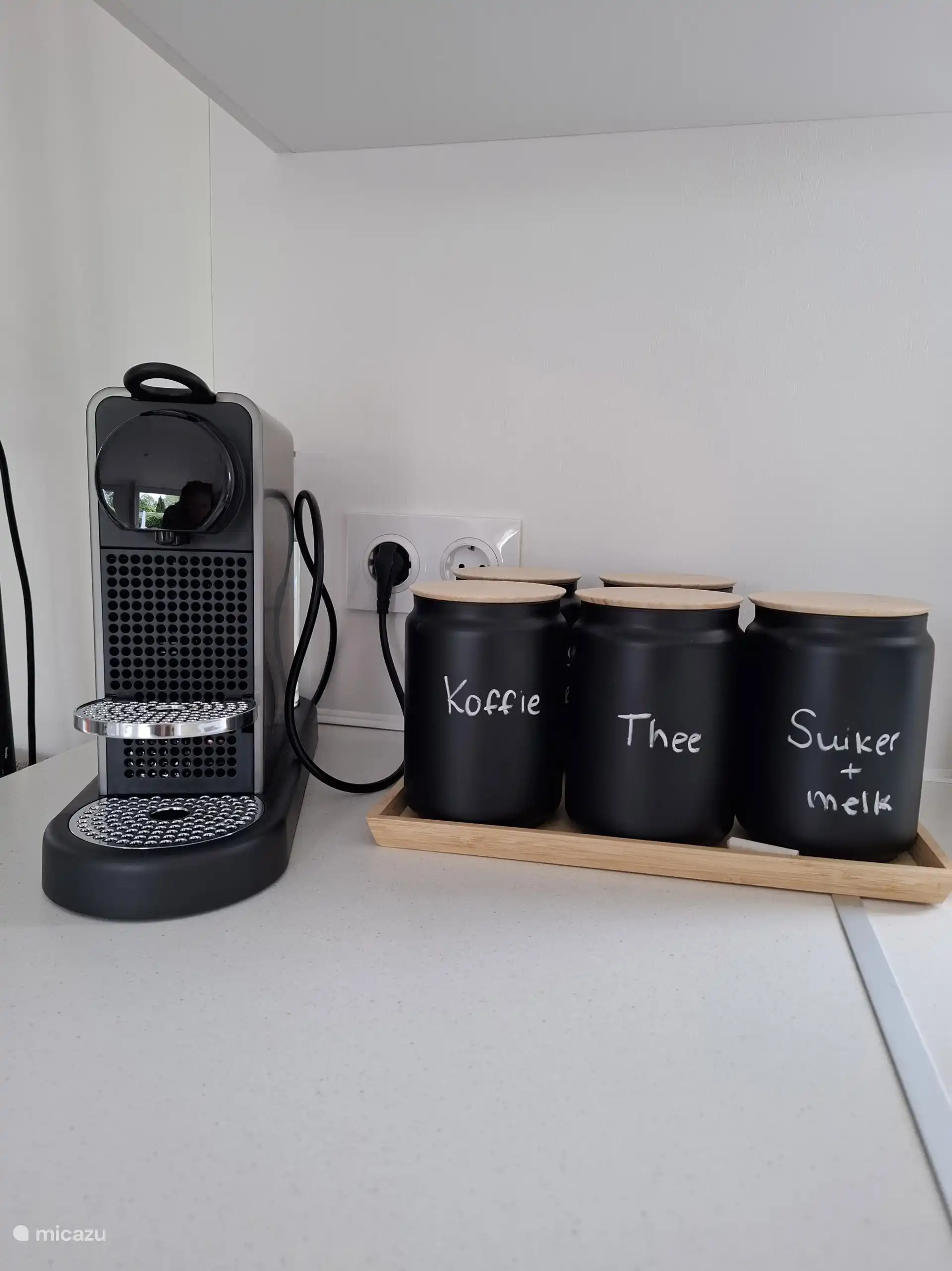 Kaffee, Tee, Zucker, Milch, Teelichter und Pflaster sind ebenfalls vorhanden! Neben einem Stabmixer und ausreichend Kindergeschirr und -besteck.