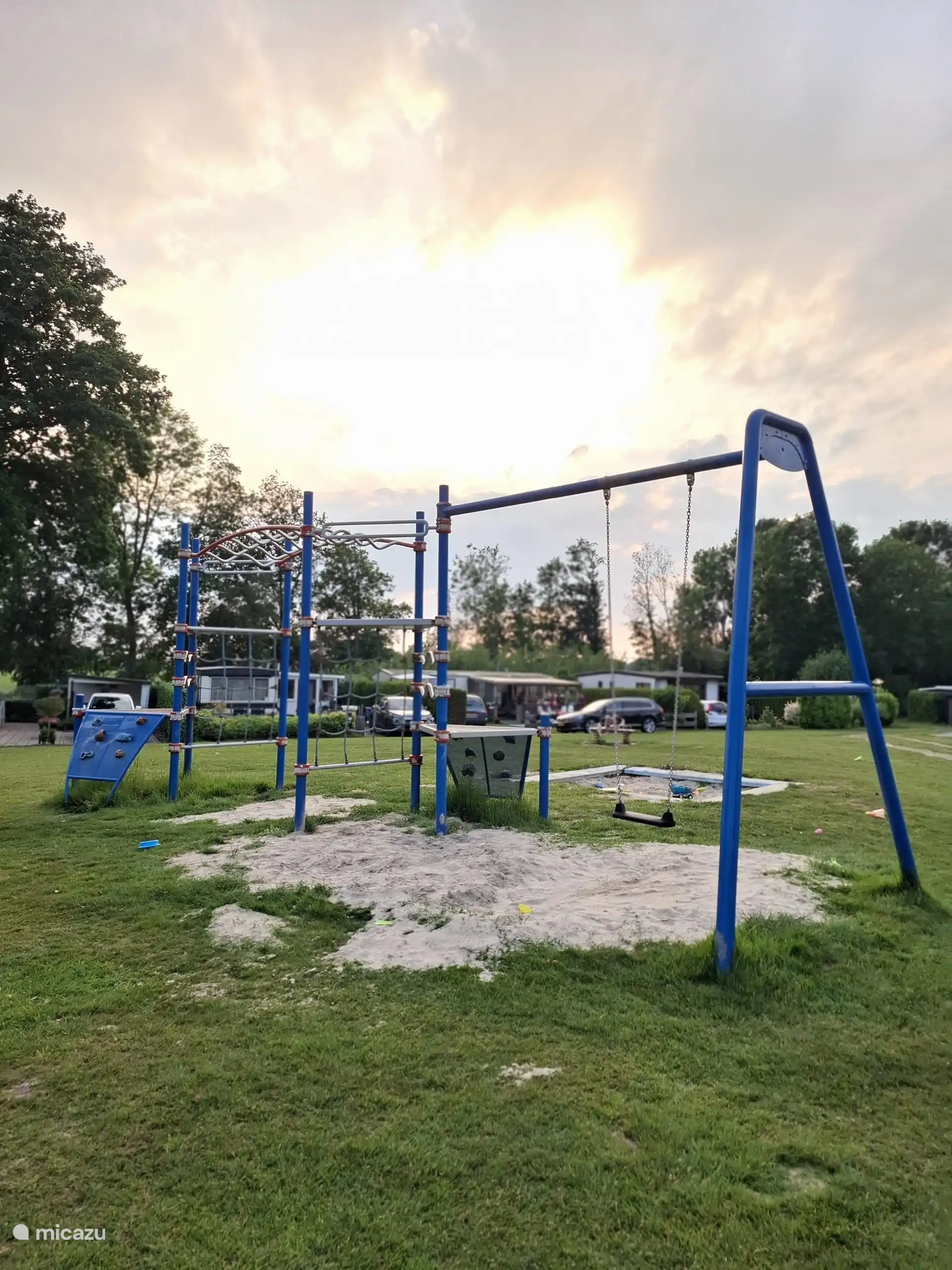 Der Spielplatz, auf den man vom Garten aus einen Blick hat.