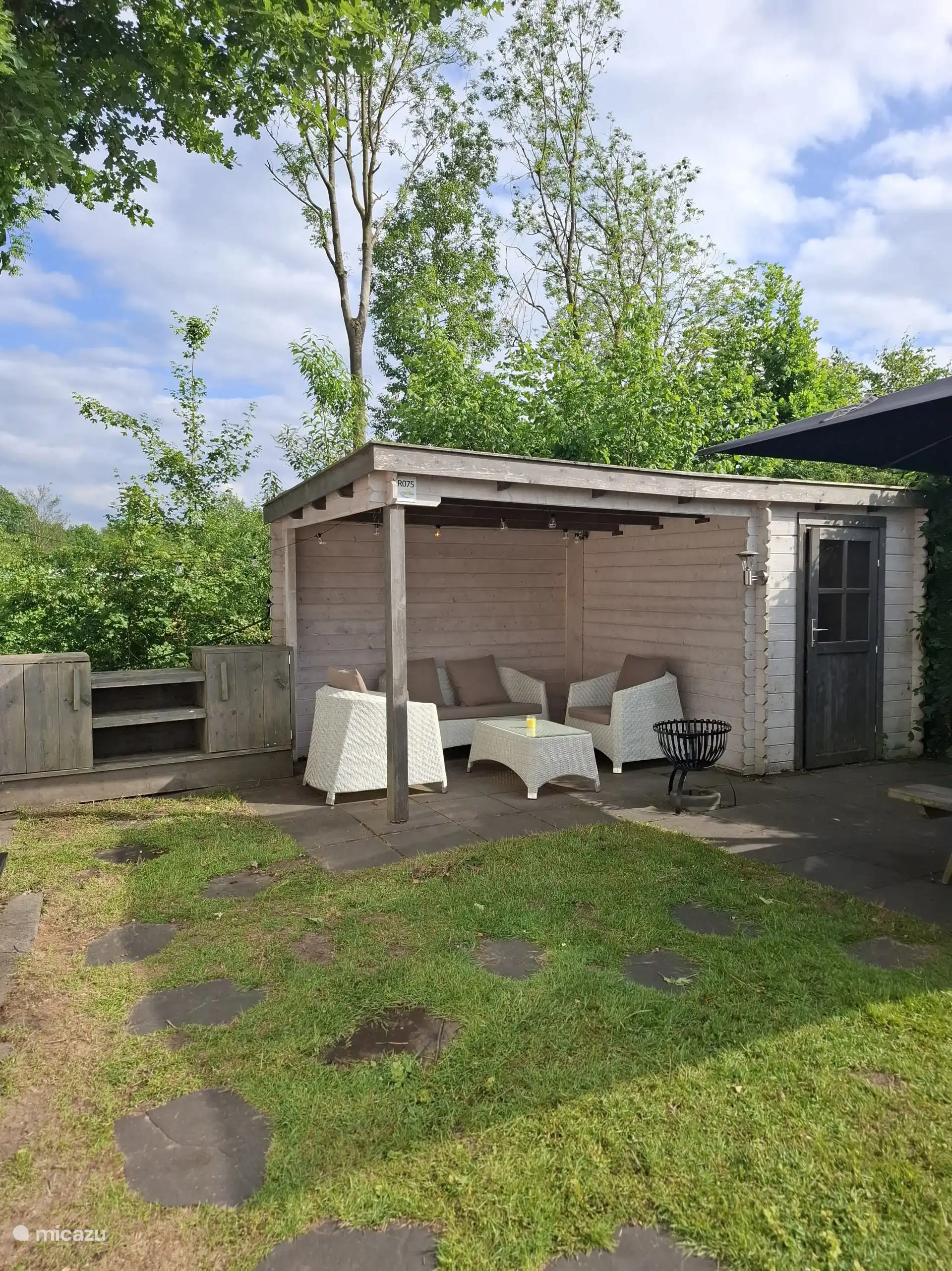 Auch bei schlechtem Wetter kann man draußen sitzen. In der Scheune finden Sie die Kissen, Kinderfahrräder, Schaufeln und Eimer und den Grill!