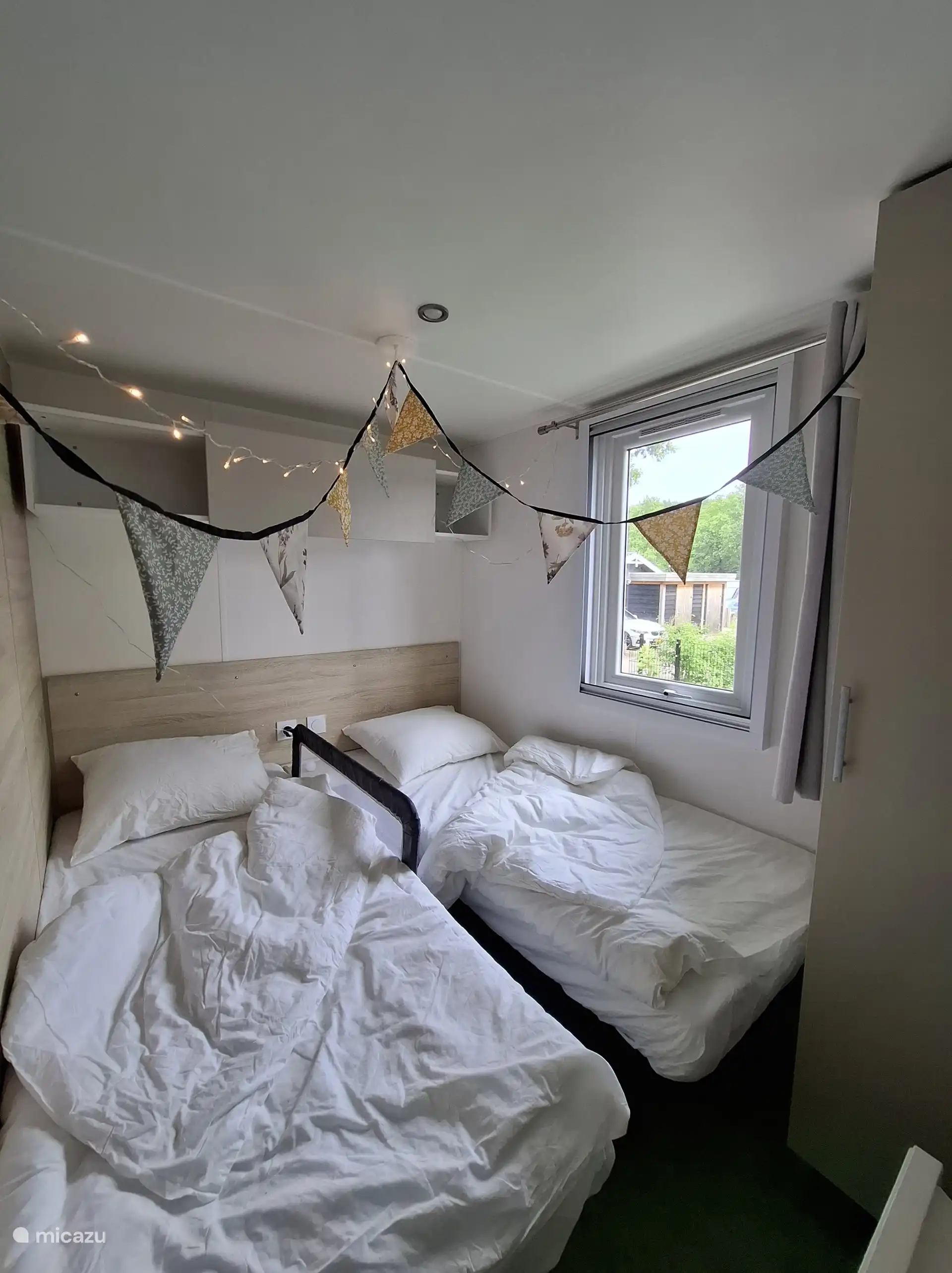 Die Kinder schlafen hier, oder im identischen Zimmer nebenan. Es stehen 2 Bettgitter zur Verfügung, damit auch die Kleinen sicher schlafen können und Sie kein Campingbett herumschleppen müssen.