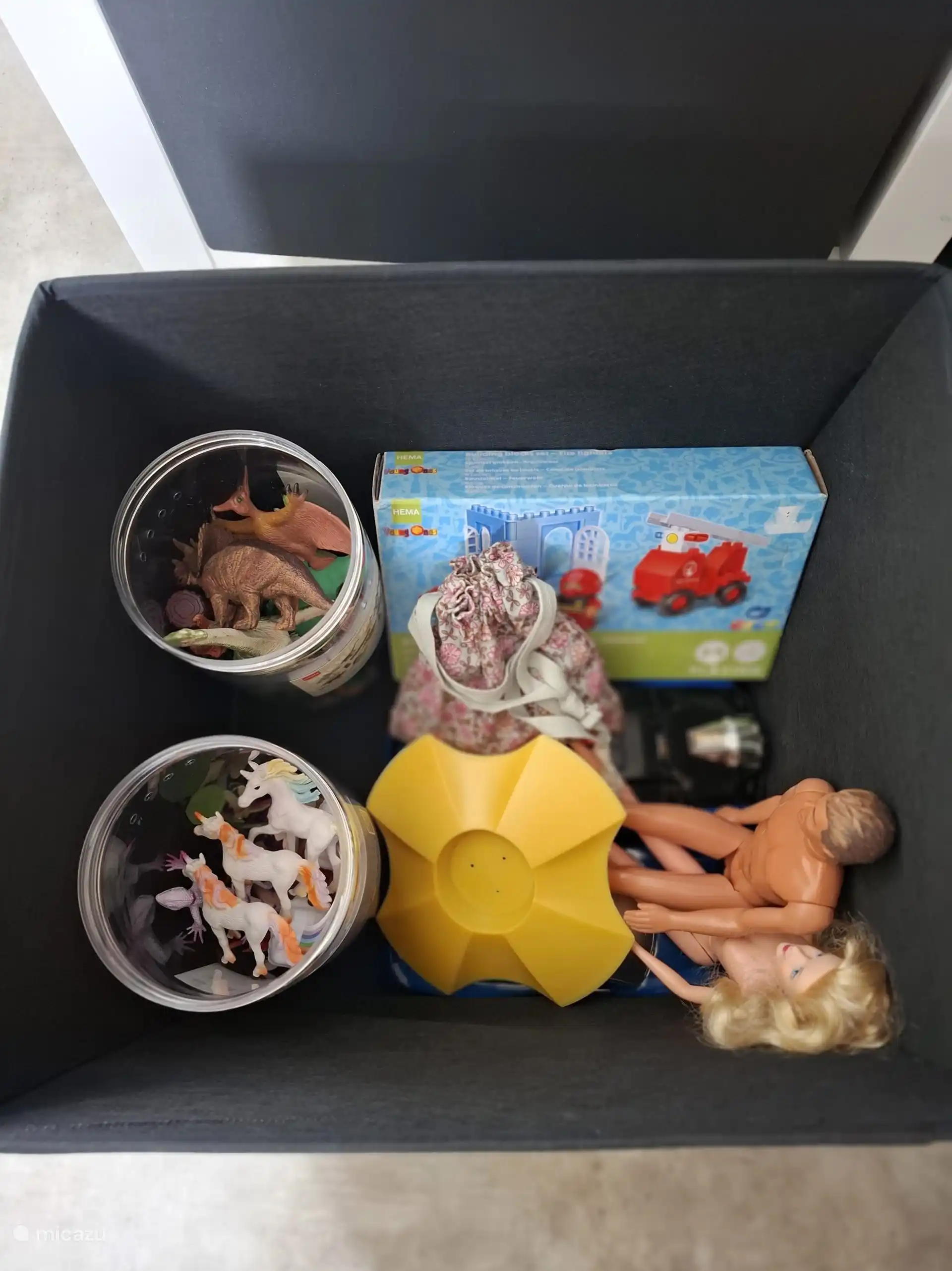 Für die älteren Kinder gibt es eine Kiste mit Spielzeug.