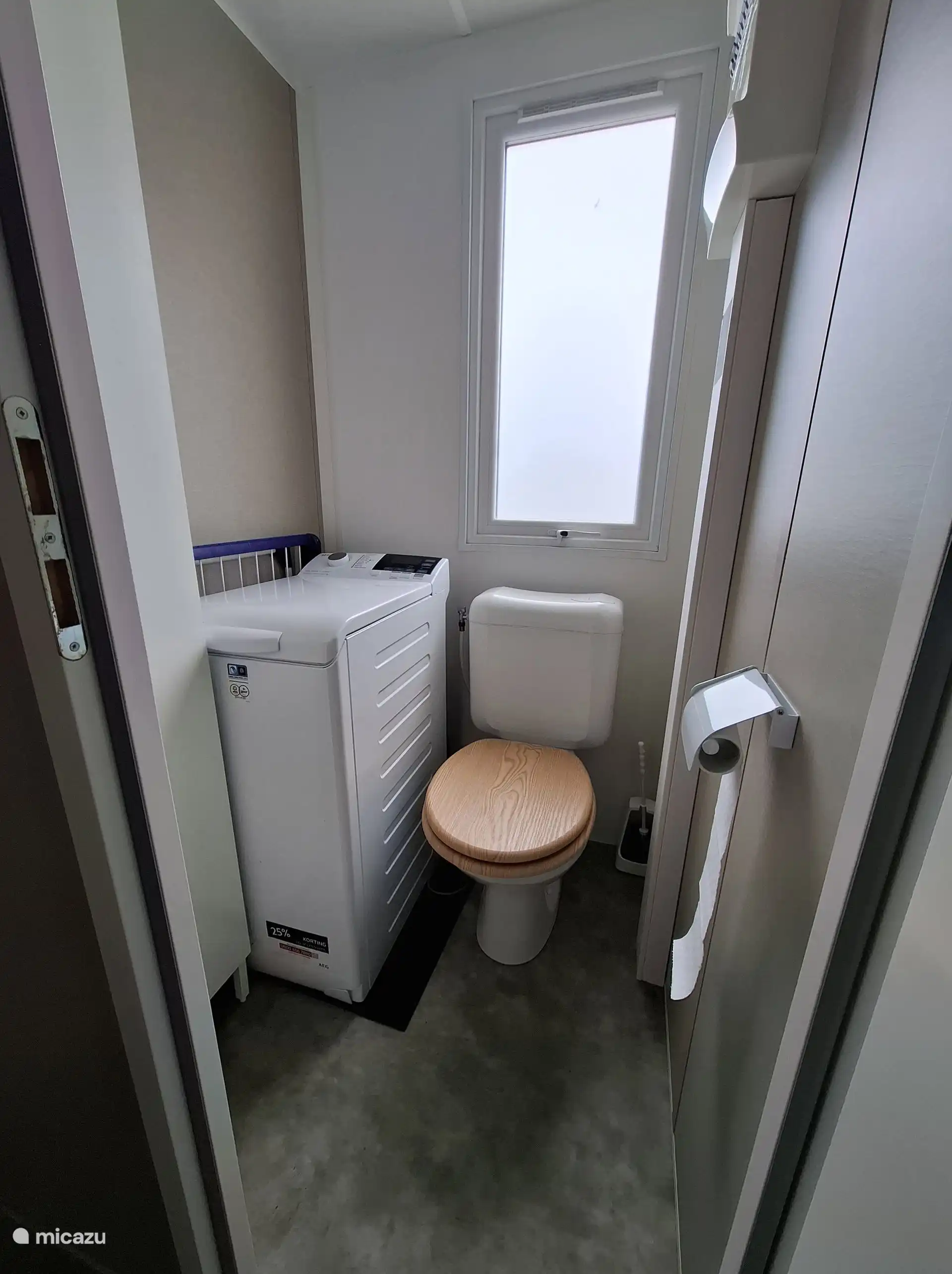 Gegenüber dem Kinderbad befindet sich die 2. Toilette, mit Waschmaschine und einer kleinen Speisekammer mit Waschmitteln, etc.