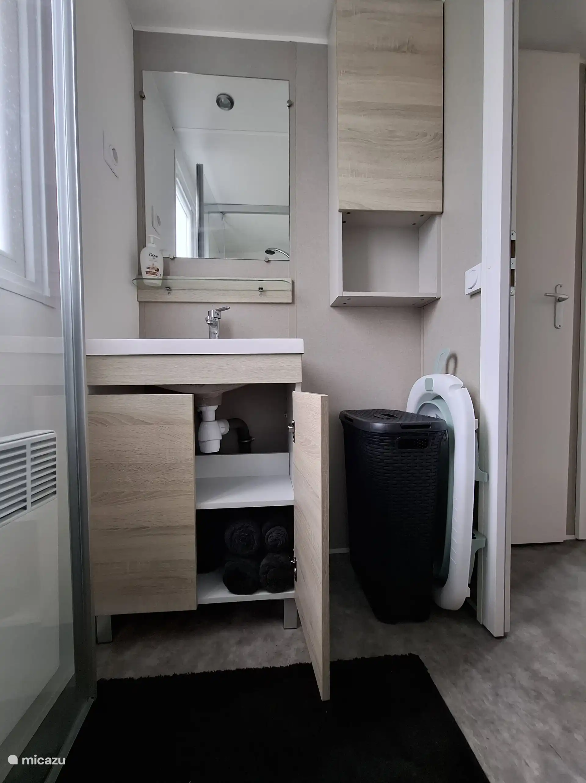 Dieses Badezimmer befindet sich in der Nähe der Kinderzimmer. Hier finden Sie eine Dusche und es gibt eine Babybadewanne.