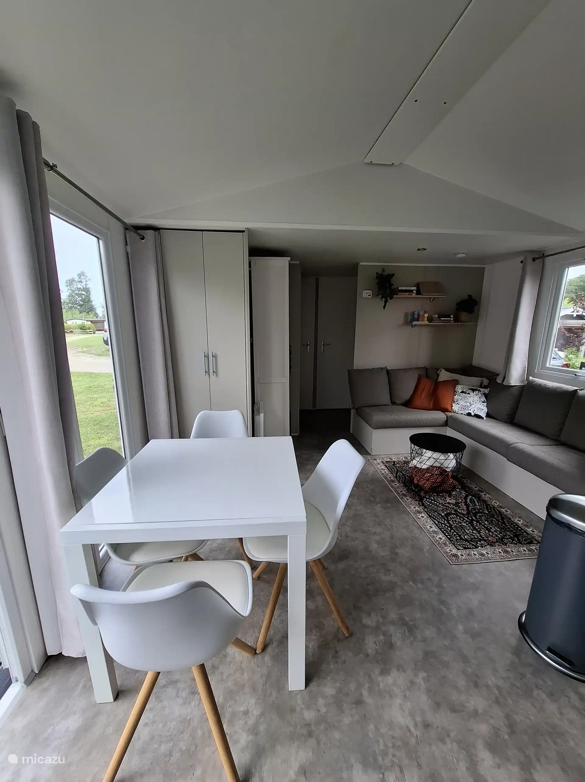 Das gemütliche Wohnzimmer verfügt über einen ausklappbaren Esstisch, ein schönes Sofa mit Decken zum Verkribbeln.