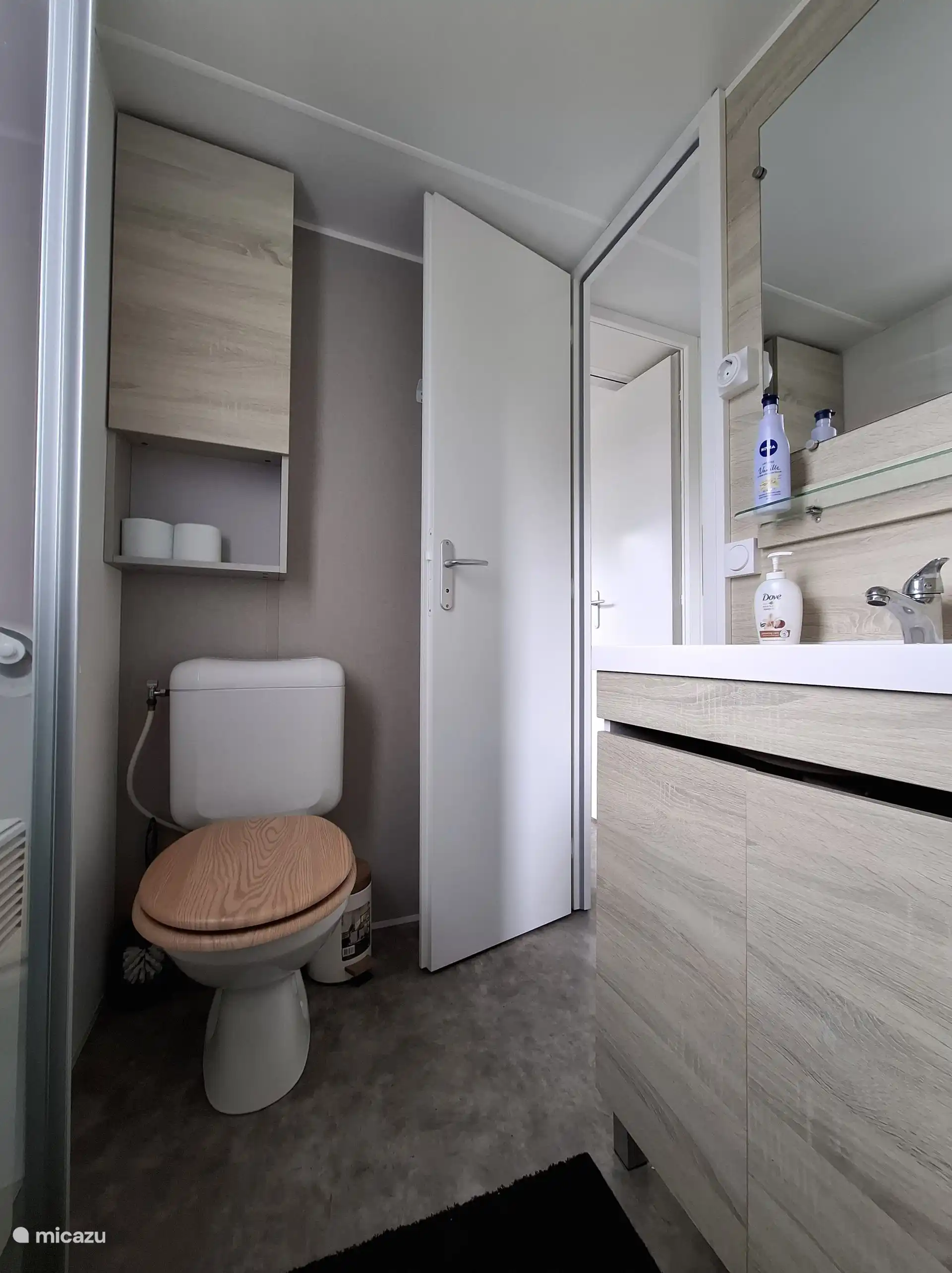 Dieses Badezimmer mit WC und Dusche befindet sich im Hauptschlafzimmer. Shampoo, Spülung, Duschgel, Toilettenpapier, Haartrockner und Handtücher sind inklusive.