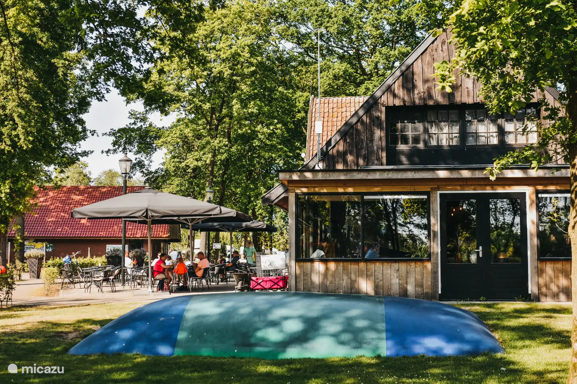Booms Jans ist ein neues, frisches Restaurant auf dem Campingplatz. Sie können zu uns kommen, um eine heiße Tasse Kaffee und Kuchen, ein leckeres Mittagessen und natürlich ein Abendessen zu genießen.