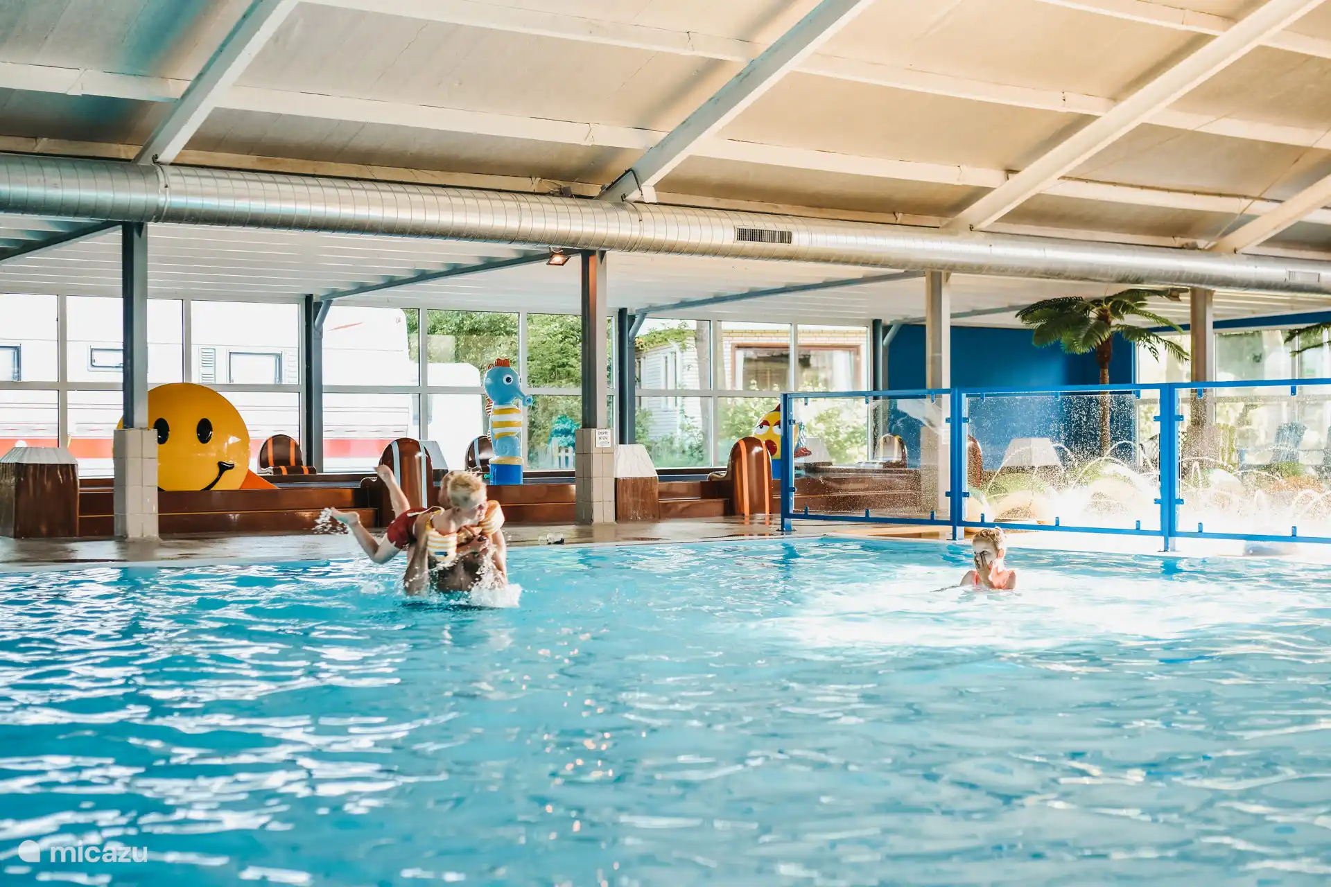 Das Hallenbad liegt zentral auf unserem Campingplatz und ist beheizt. Die Tiefe des Pools beträgt 1,40 m. 