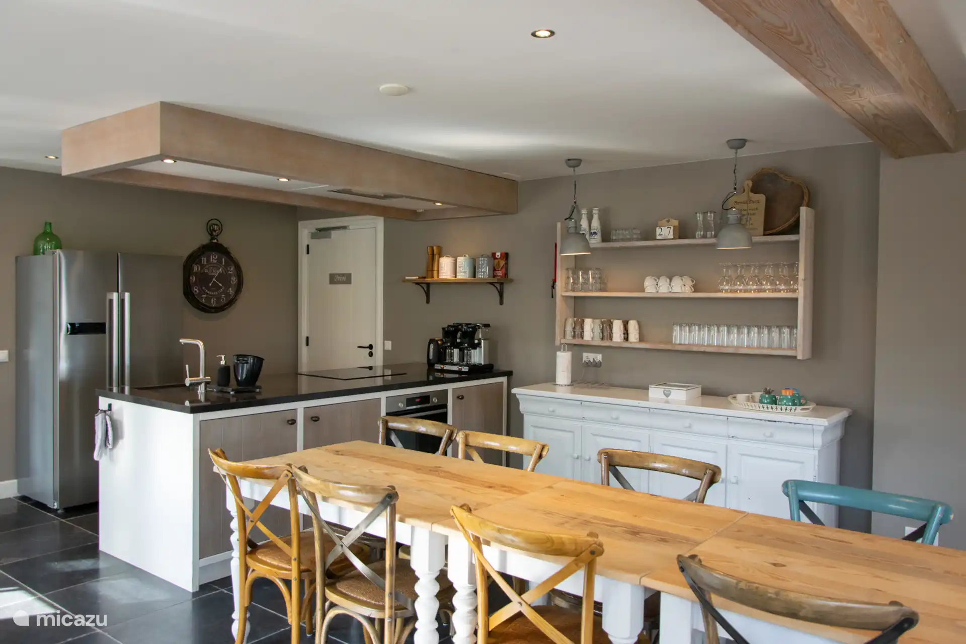 Offene Küche, die komplett ausgestattet ist