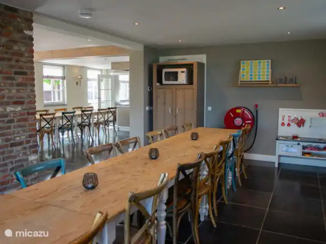 Maison de ferme | Pays-Bas, Limbourg, Evertsoord - maison de vacances Salon spacieux, avec cuisine de jeu, armoire de jeux et micro-ondes.