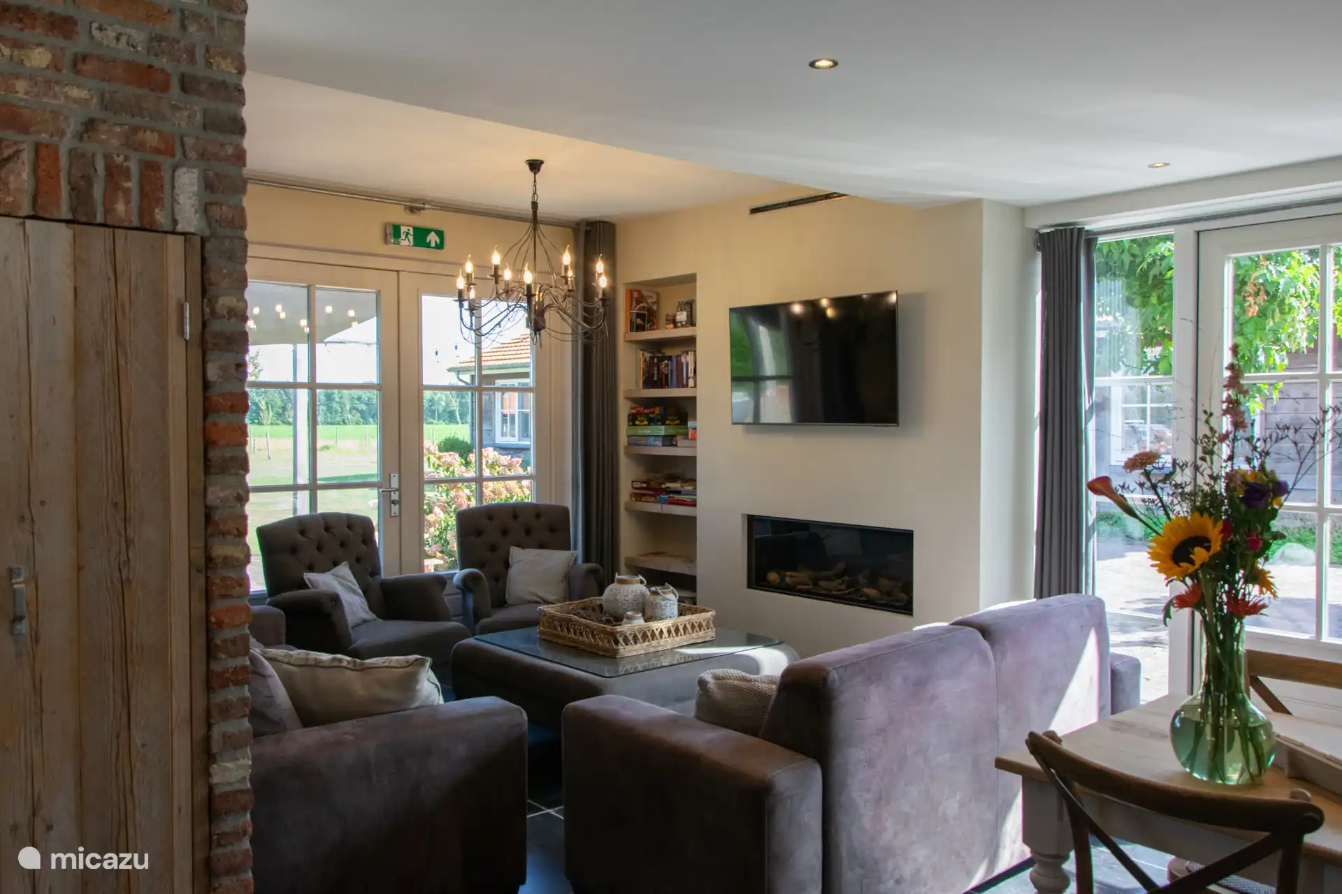 Wohnzimmer mit gemütlichem Gaskamin und Smart-TV