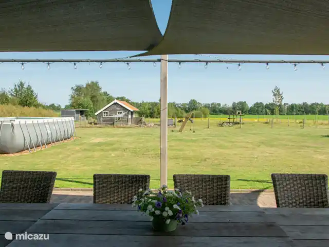 Maison de ferme | Pays-Bas, Limbourg, Evertsoord - maison de vacances Vue sur la piscine et la prairie des animaux depuis la terrasse privée