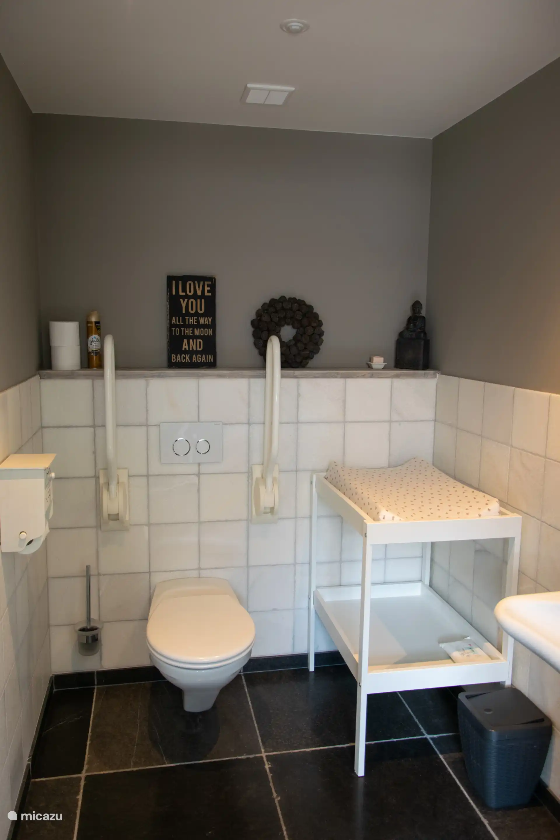 Behindertengerechte Toilette + Wickeltisch im Erdgeschoss des Bauernhauses