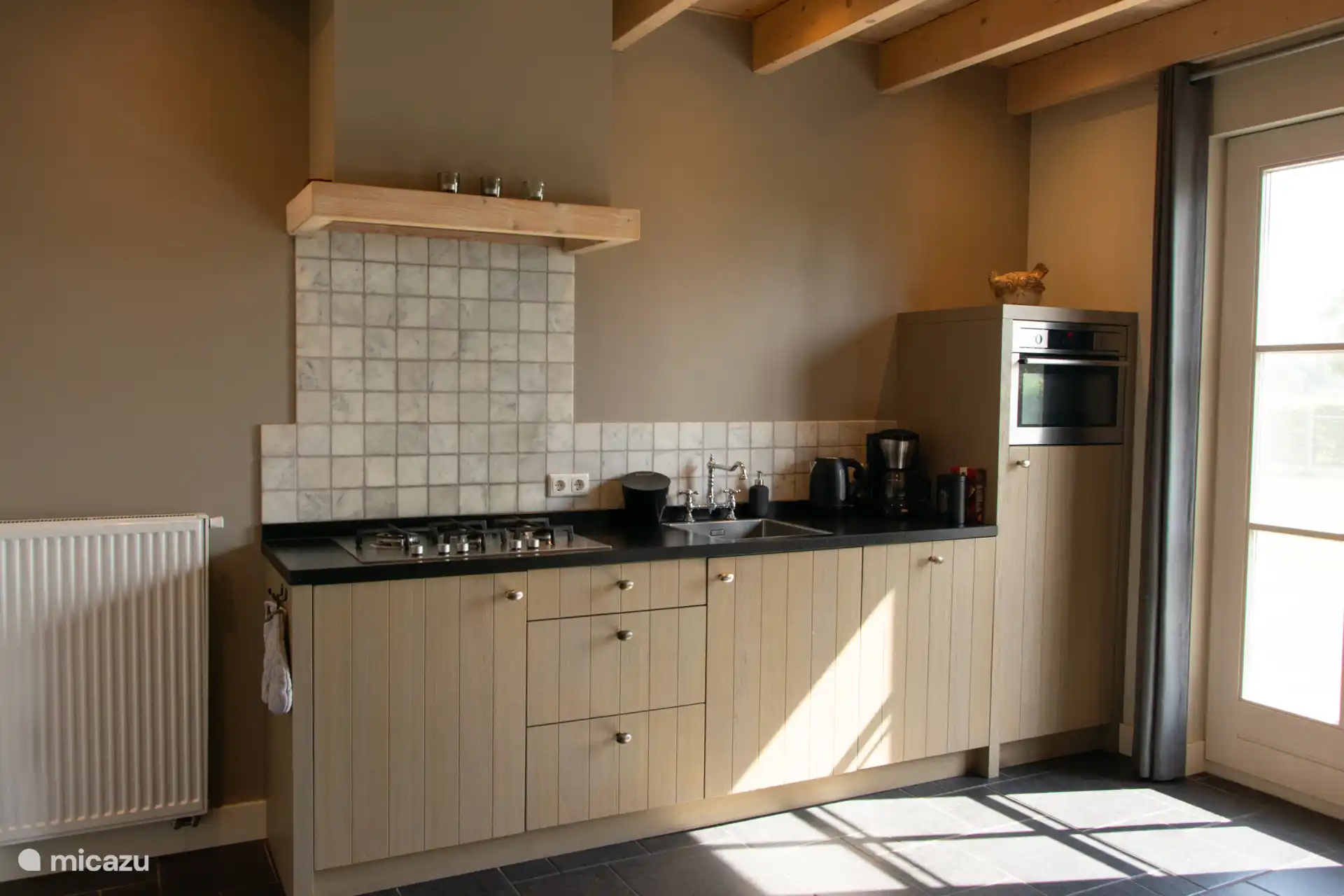 Offene Küche, die komplett ausgestattet ist