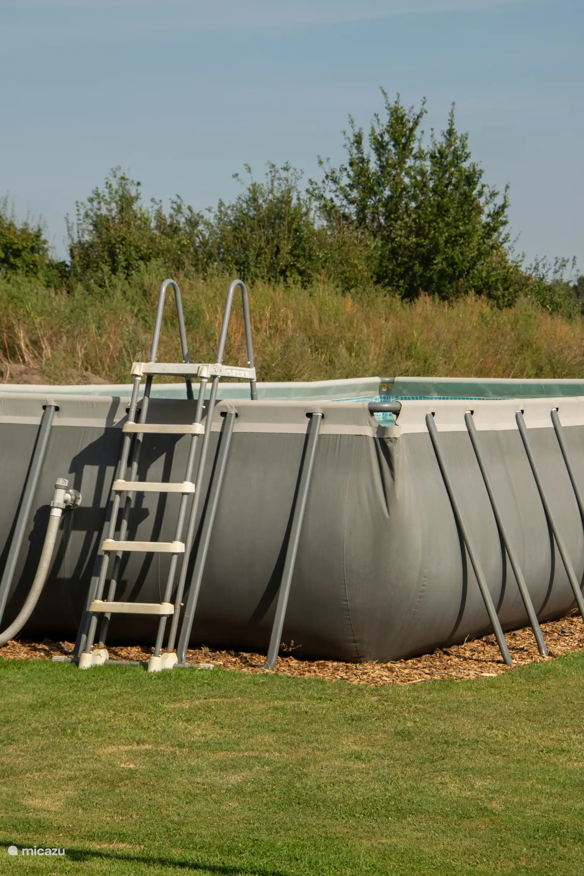 Das Schwimmbad wird in längeren Hitzeperioden und im Sommer aufgestellt