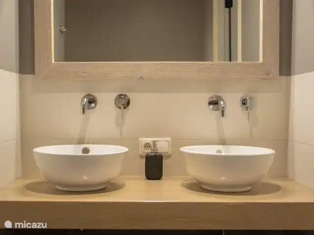 De Korenhof huren in Nederland, Limburg, Evertsoord - vakantiehuis Dubbele wastafel in badkamer