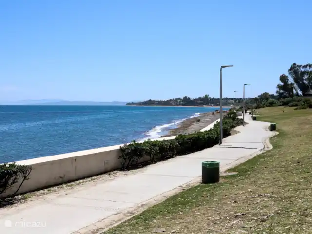 Location de Vacances Espagne, Costa del Sol, Estepona, appartement - Front de mer - Costa y Sol Grande promenade avec vue sur le village et la côte