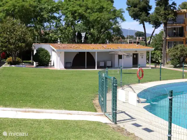 Location de Vacances Espagne, Costa del Sol, Estepona, appartement - Front de mer - Costa y Sol Grande pelouse communautaire avec piscine