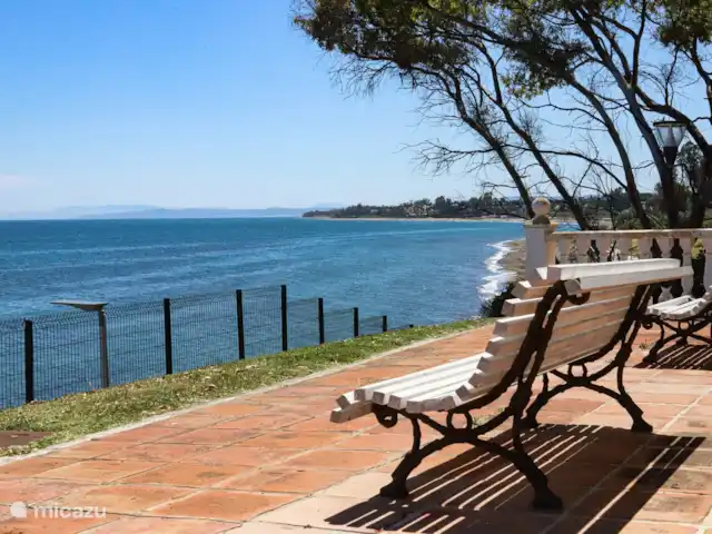 Location de Vacances Espagne, Costa del Sol, Estepona, appartement - Front de mer - Costa y Sol Bancs avec vue sur la mer et le littoral