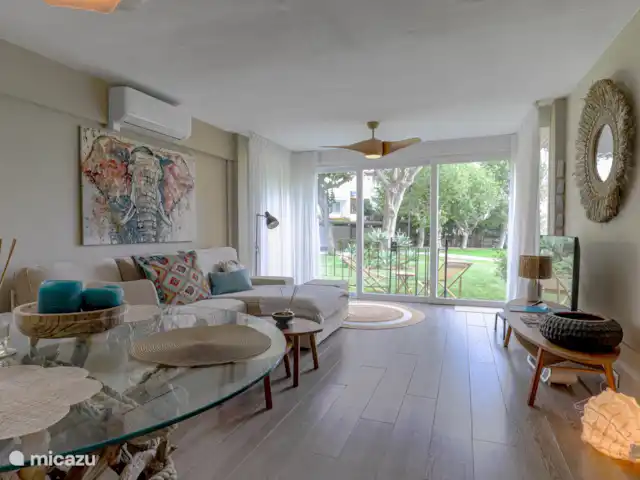 Location de Vacances Espagne, Costa del Sol, Estepona, appartement - Front de mer - Costa y Sol Salon, climatisation/chauffage, TV, ventilateur.