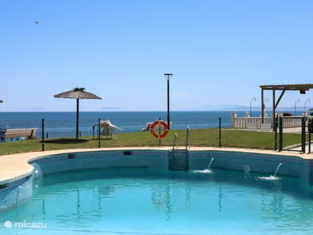 Location de Vacances Espagne, Costa del Sol, Estepona, appartement - Front de mer - Costa y Sol Piscine en bord de mer avec pelouse et transats