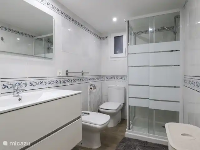 Location de Vacances Espagne, Costa del Sol, Estepona, appartement - Front de mer - Costa y Sol Salle de bain 2, douche, toilettes, bidet, lavabo