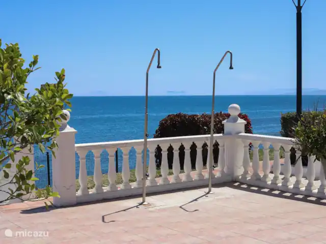 Location de Vacances Espagne, Costa del Sol, Estepona, appartement - Front de mer - Costa y Sol Terrasse avec balustrade et vue sur la mer et douches