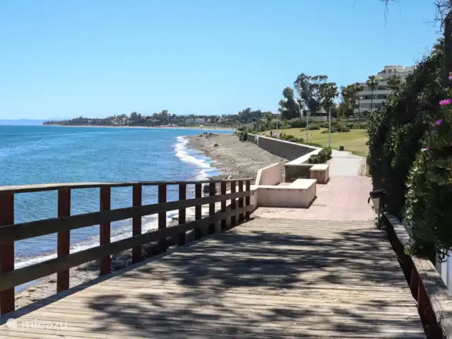 Location de Vacances Espagne, Costa del Sol, Estepona, appartement - Front de mer - Costa y Sol Passerelle en bois le long de la plage avec de belles vues