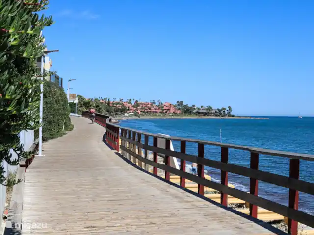 Location de Vacances Espagne, Costa del Sol, Estepona, appartement - Front de mer - Costa y Sol Grande promenade avec vue sur le village et la côte