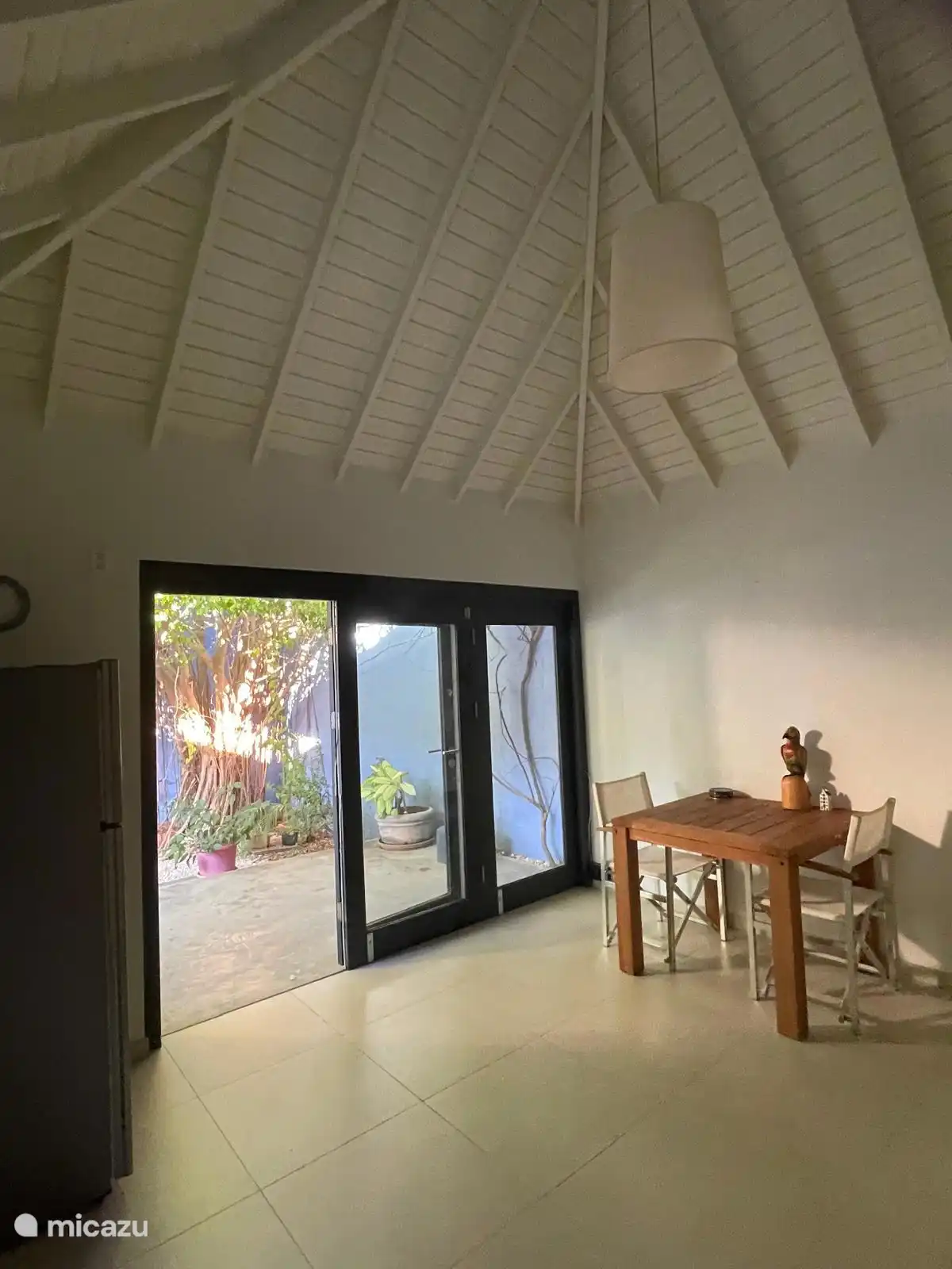 Table à manger dans l’espace cuisine