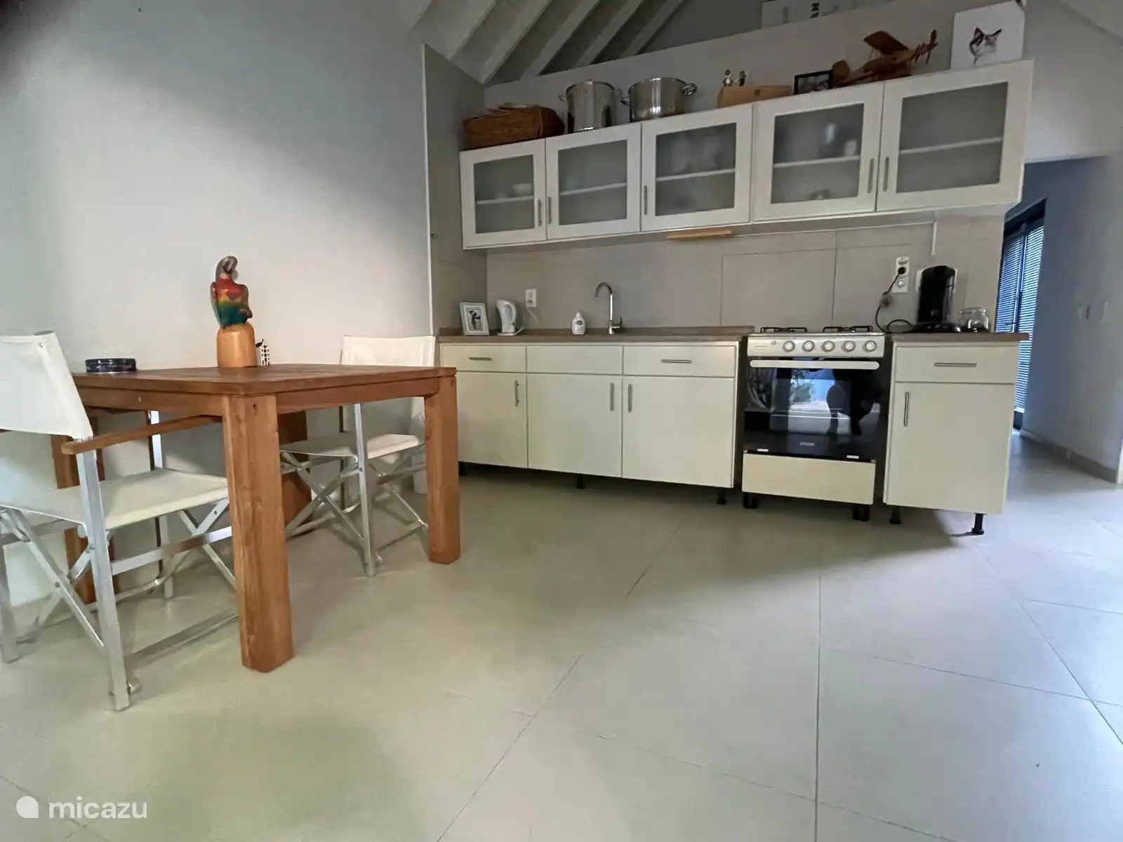 Vue d’ensemble de la cuisine/salle à manger.