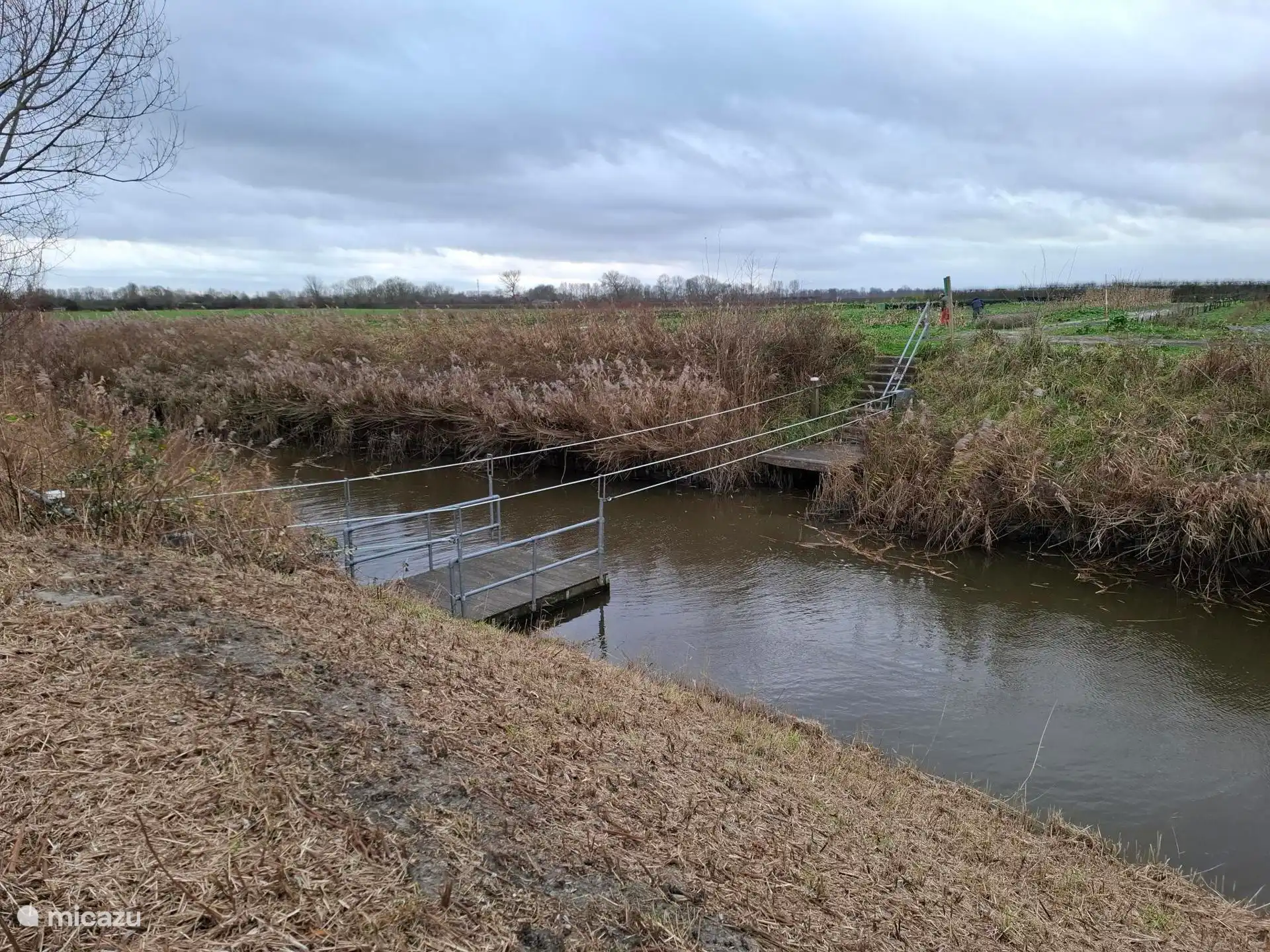 Wanderroute, die Sie mit einem Floß überqueren können. 