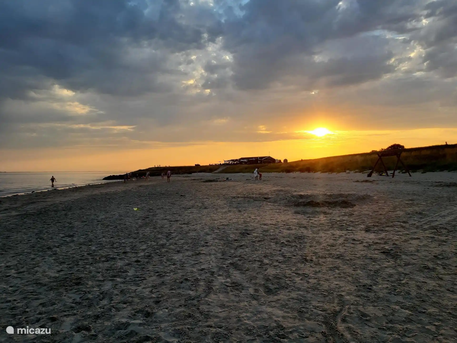 Strand an der Westerschelde, wo Hunde das ganze Jahr über frei laufen dürfen. Es gibt eine gemütliche Strandbar, in der man mit Blick auf die Westerschelde essen oder trinken kann