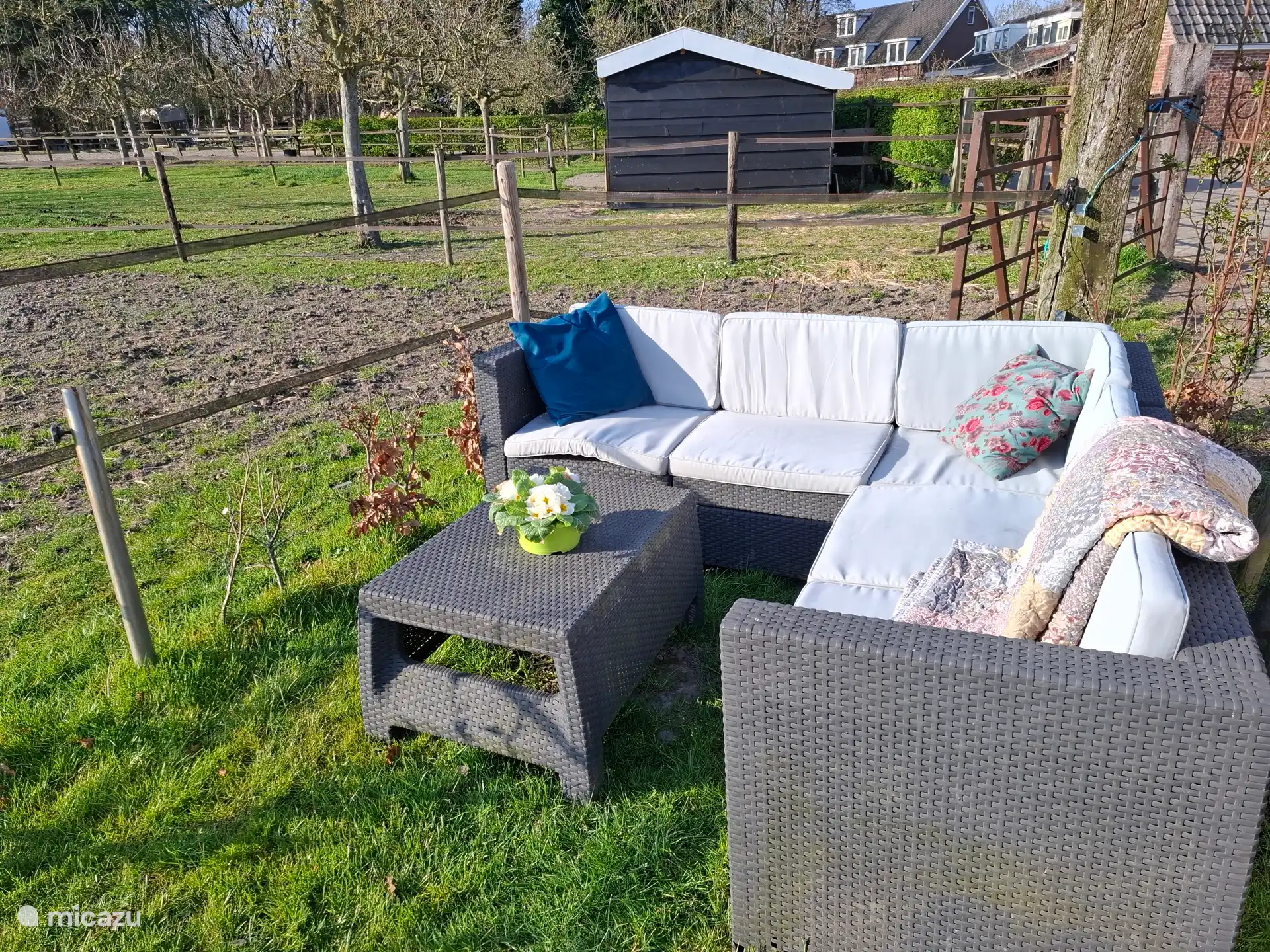 Sitzgelegenheiten im Freien, wo Sie sich unter dem Sonnenschirm in einer wunderschönen natürlichen Umgebung entspannen können. 