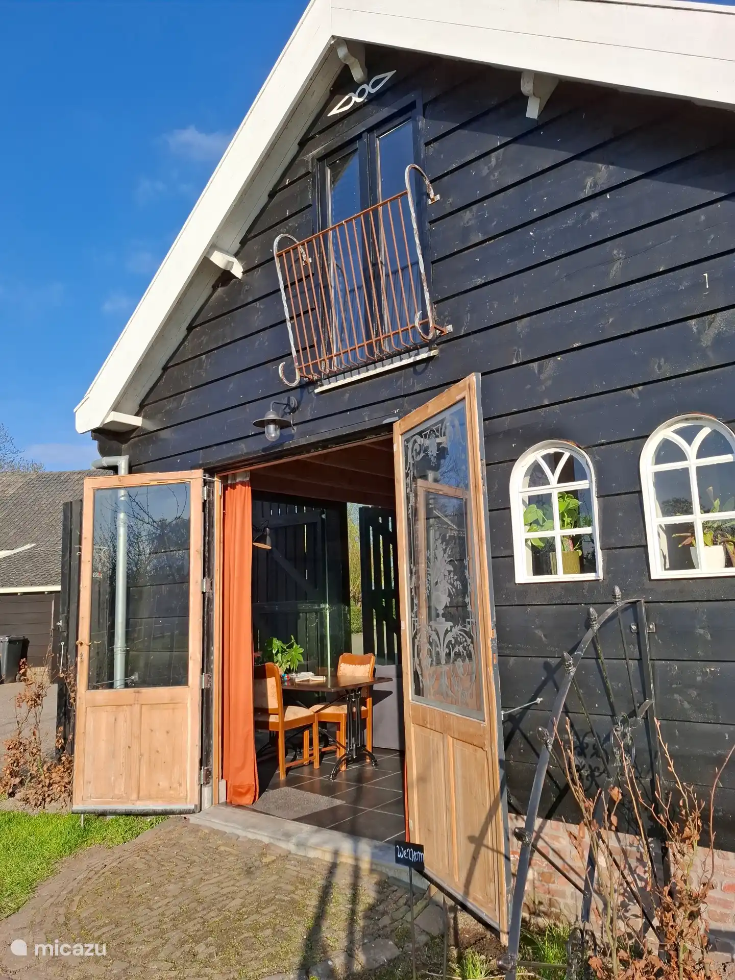 Huisje de Bloesem mit den Terrassentüren, die ein wunderbares Wohngefühl im Freien vermitteln! 