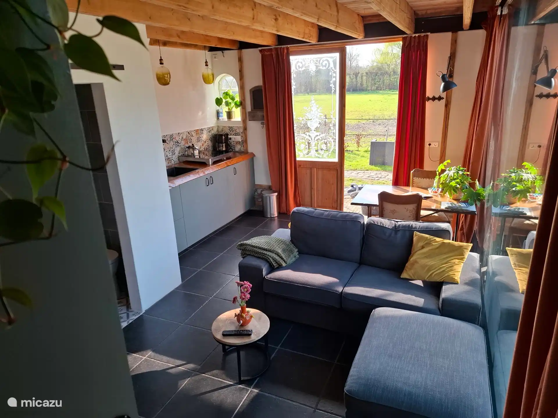 Übersichtsfoto: Küche, Essbereich, gemütliche Sitzecke mit TV. 