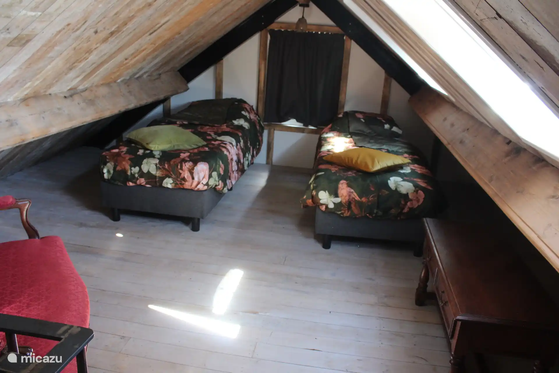 Das Schlafzimmer befindet sich im ersten Stock mit 2 Einzelbetten, Kleiderständer und Schrank. Zwei Oberlichter, die einen schönen Blick über das Land bieten. 