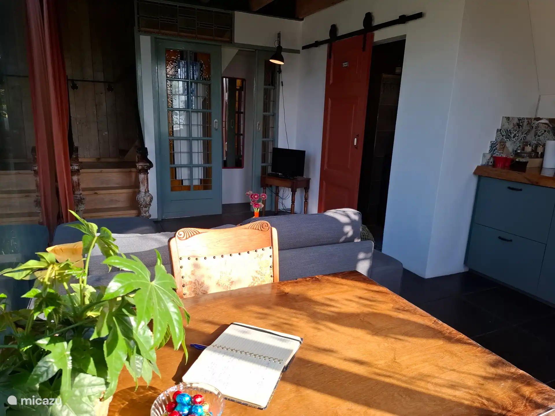 Übersichtsfoto Erdgeschoss. Hinter der orangefarbenen Tür befindet sich das Badezimmer