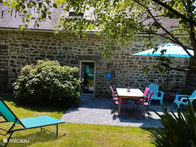 casa vacacional en Francia, Morbihan, Ploërdut – Valles de Kergue - La chouette Terraza empedrada con vistas al jardín y a los prados que hay detrás.