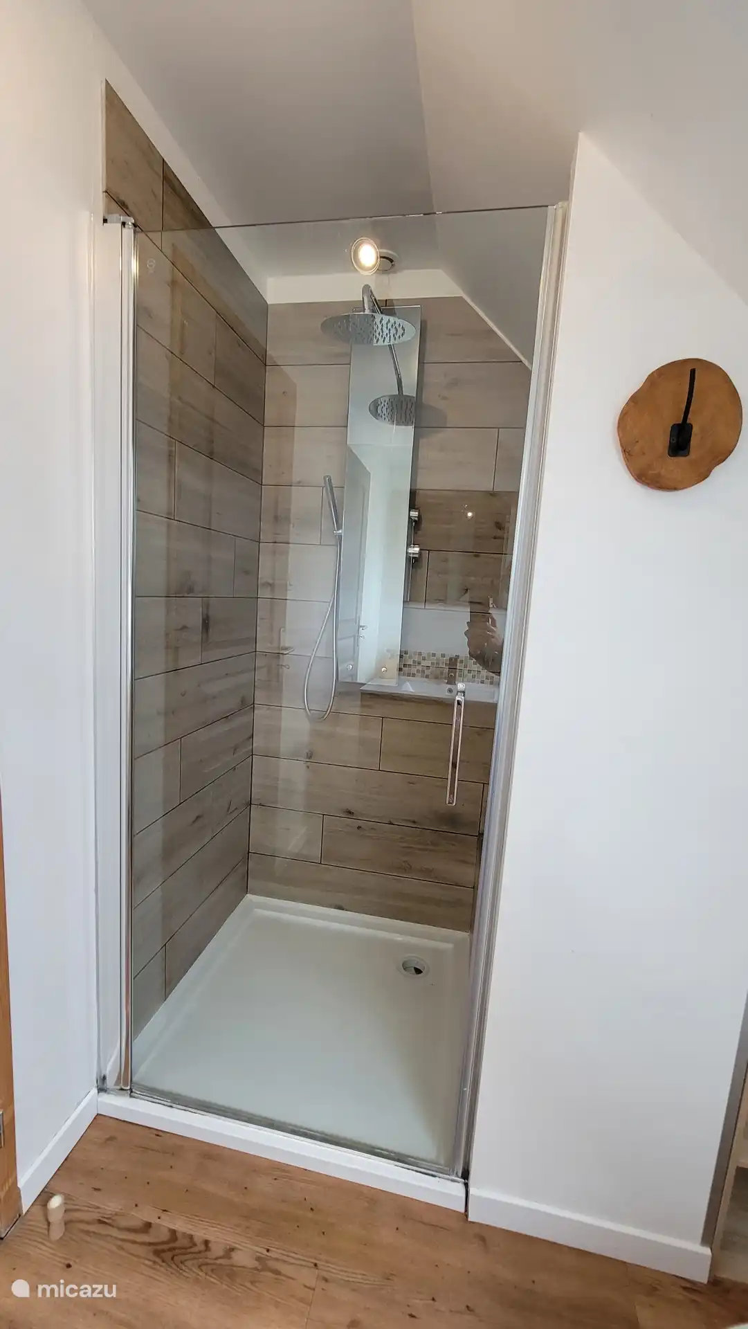 Douche moderne avec douche à effet pluie