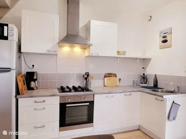 casa vacacional en Francia, Morbihan, Ploërdut – Valles de Kergue - La chouette Moderna cocina abierta con todas las comodidades, lavavajillas, horno, microondas, etc